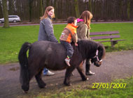Hee da's boffen daar is het paardje ook weer